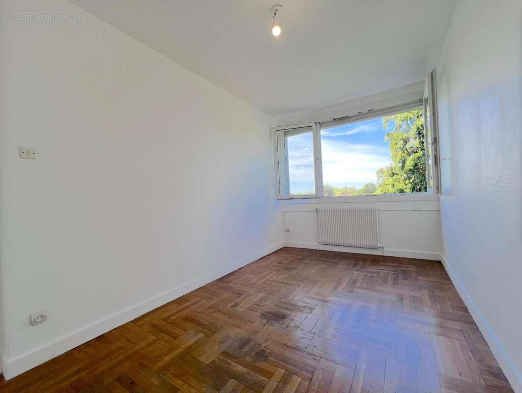 Appartement 80 m² à Decines-Charpieu  - photo 6