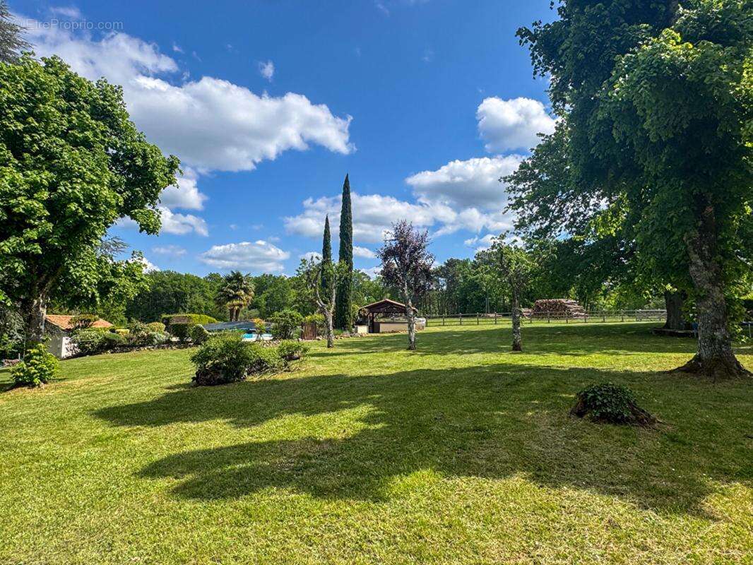 A vendre, superbe propriété en pierre de 245 m² habitable située à BUSSAC 24350 - photo 16