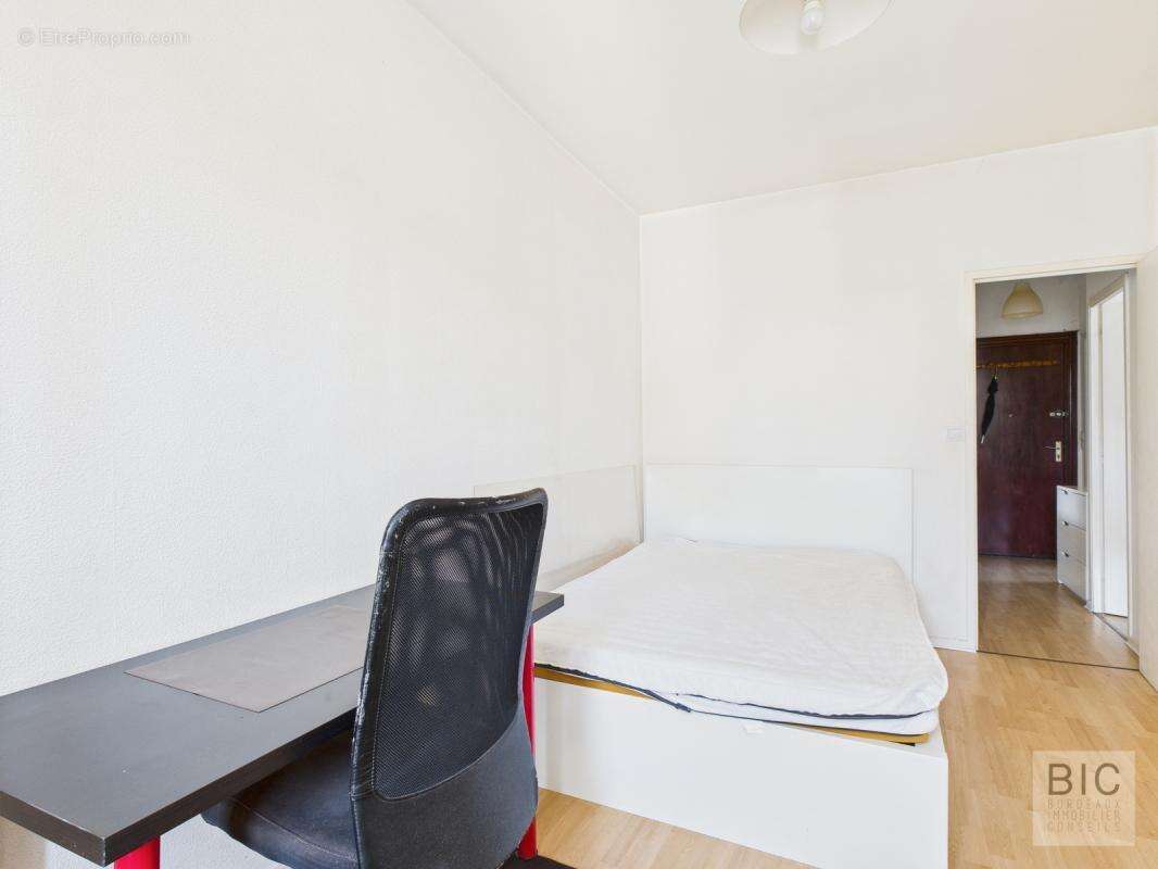 A vendre  grand T2 de 48 m2 à ré-agencer - photo 6
