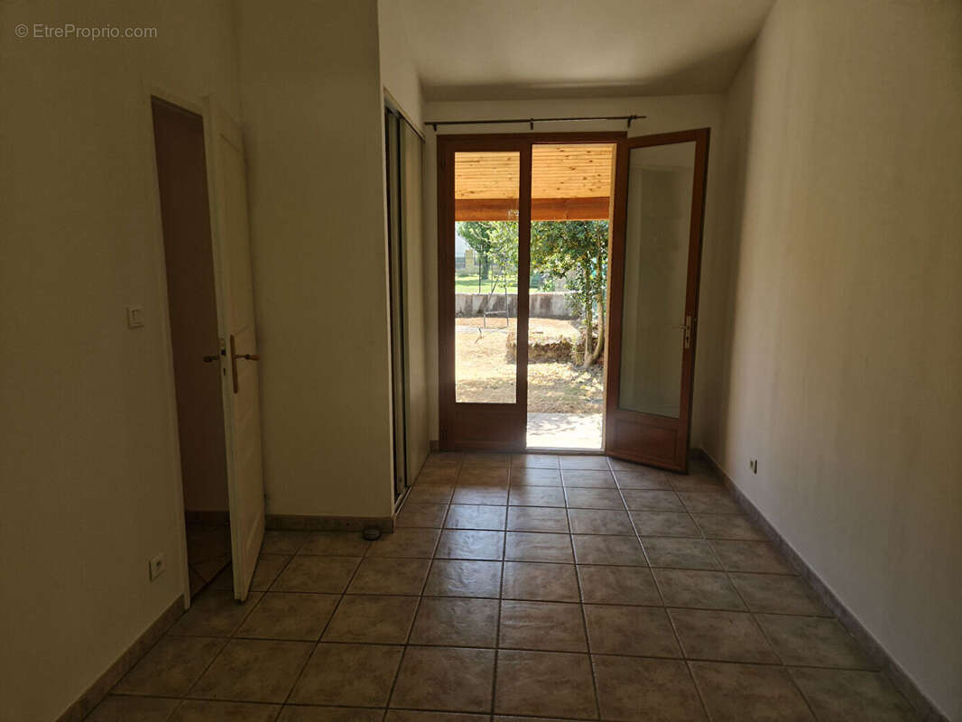 Maison de plain pied avec jardin, piscine et garage - photo 16