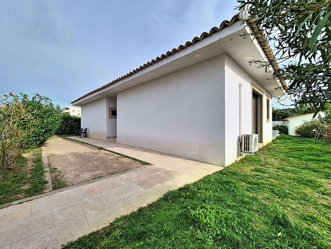 Maison à SAINT-CYR-SUR-MER