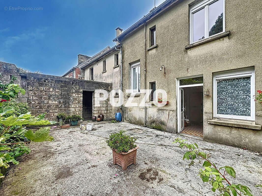 A Vendre - Juvigny Les Vallées - Maison 9 pièce(s) 136 m² - Centre-bourg - photo 6