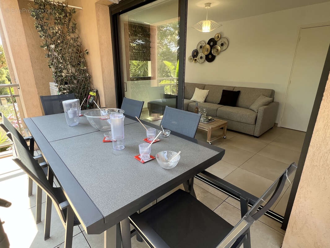 Presqu’île de Giens   Élégant appartement T3 avec vaste terrasse et stationnements privatifs - photo 4