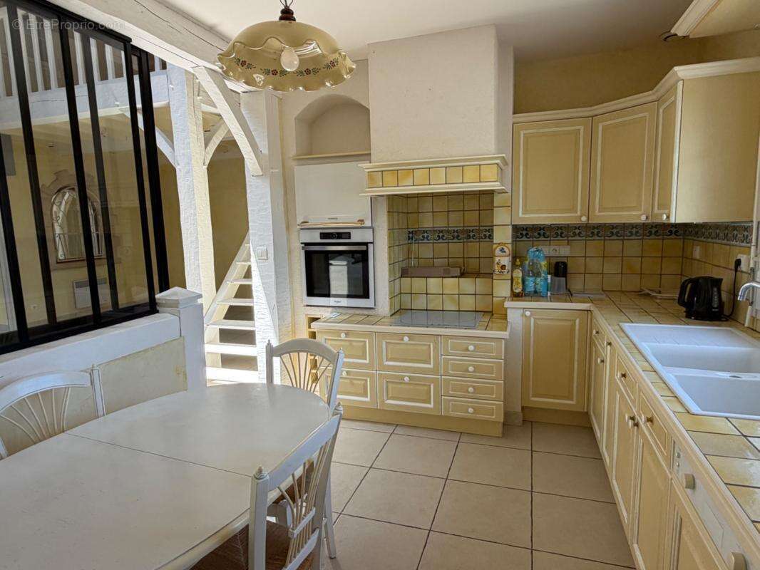 Villa avec piscine dépendances habitables et parc arboré - photo 7