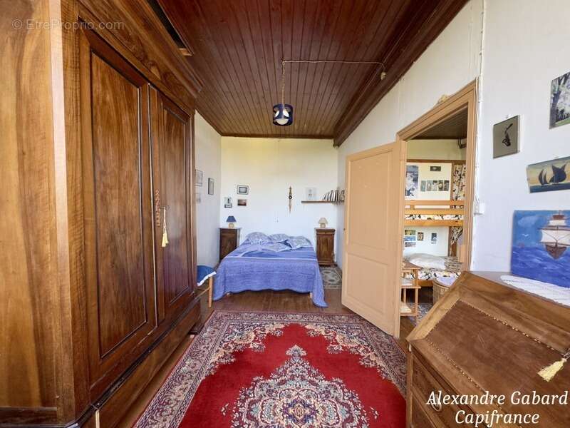 Maison en pierres 230 m² - 4 chambres - Terrain 7 370 m² - Piscine - Dépendances - photo 10