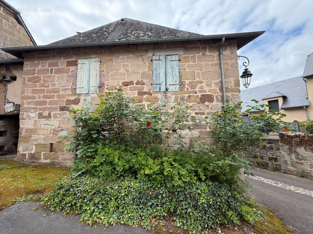 Maison de bourg en pierre avec dépendances - photo 2