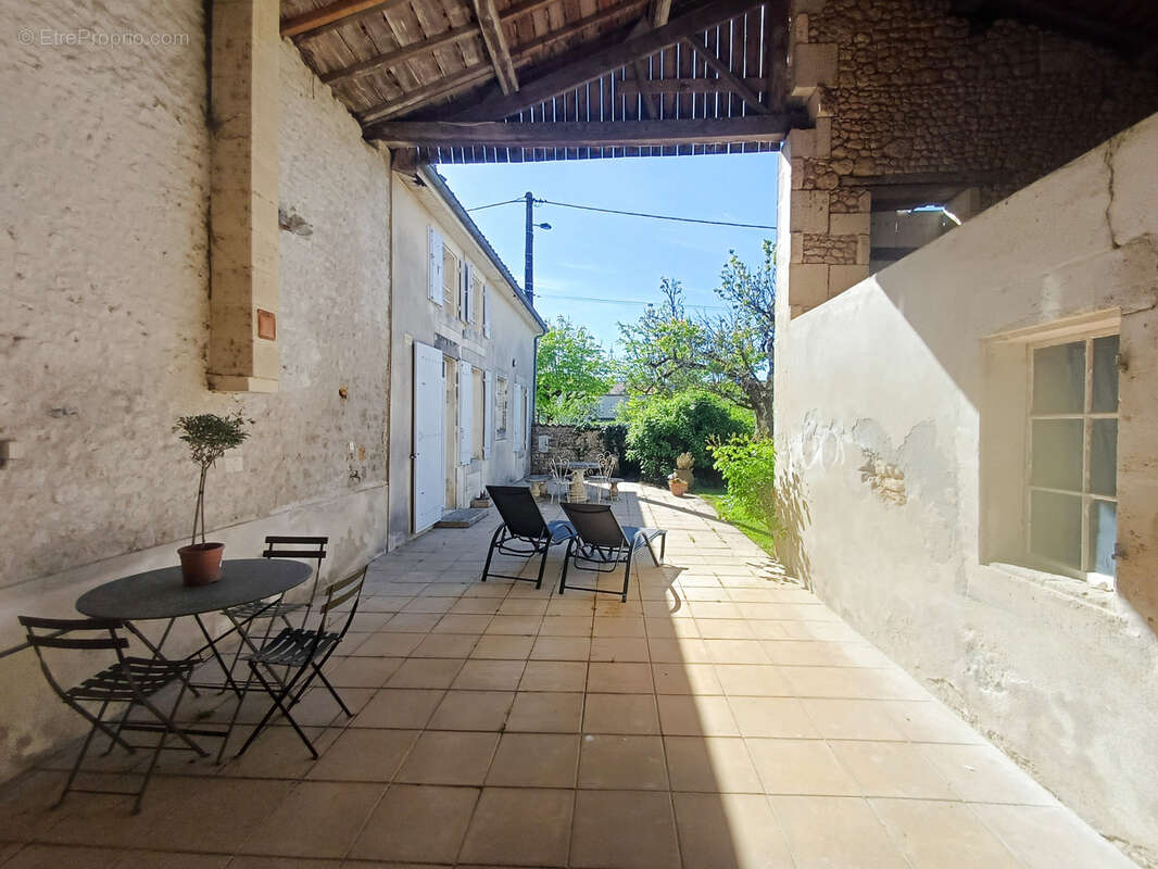 Maison à BAIGNES-SAINTE-RADEGONDE