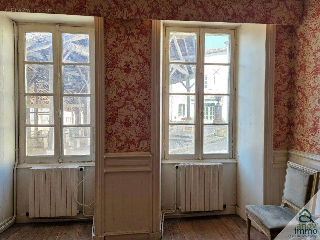 Maison à VILLEBOIS-LAVALETTE