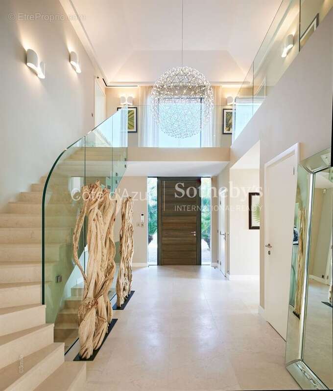 Luxueuse villa face à la mer - Les Parcs de Saint Tropez. - photo 11