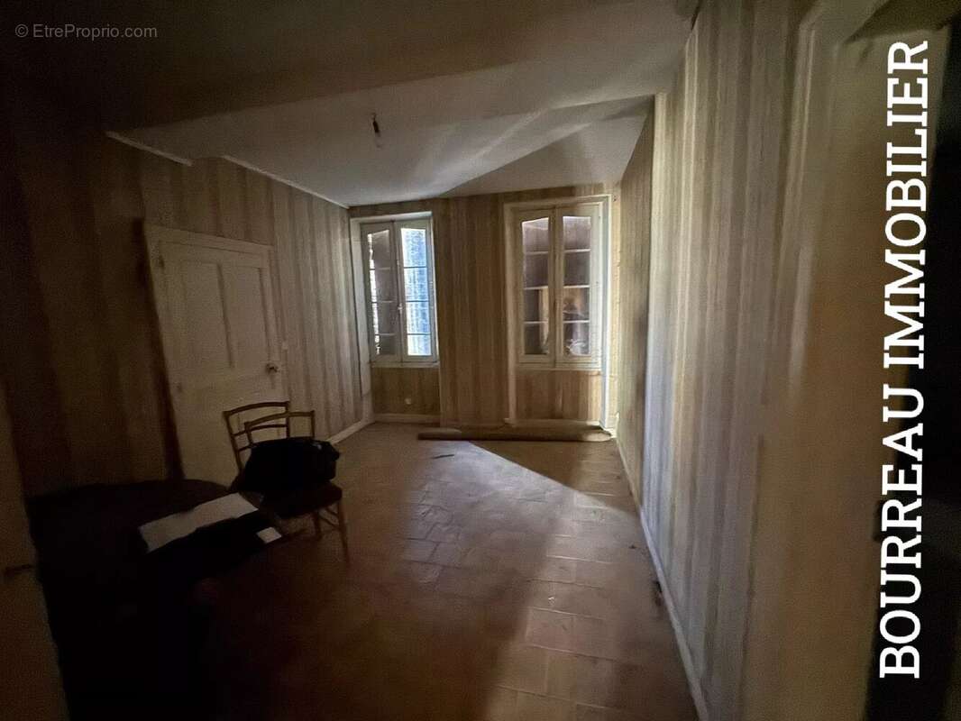 Maison à LA CELLE-SAINT-CYR