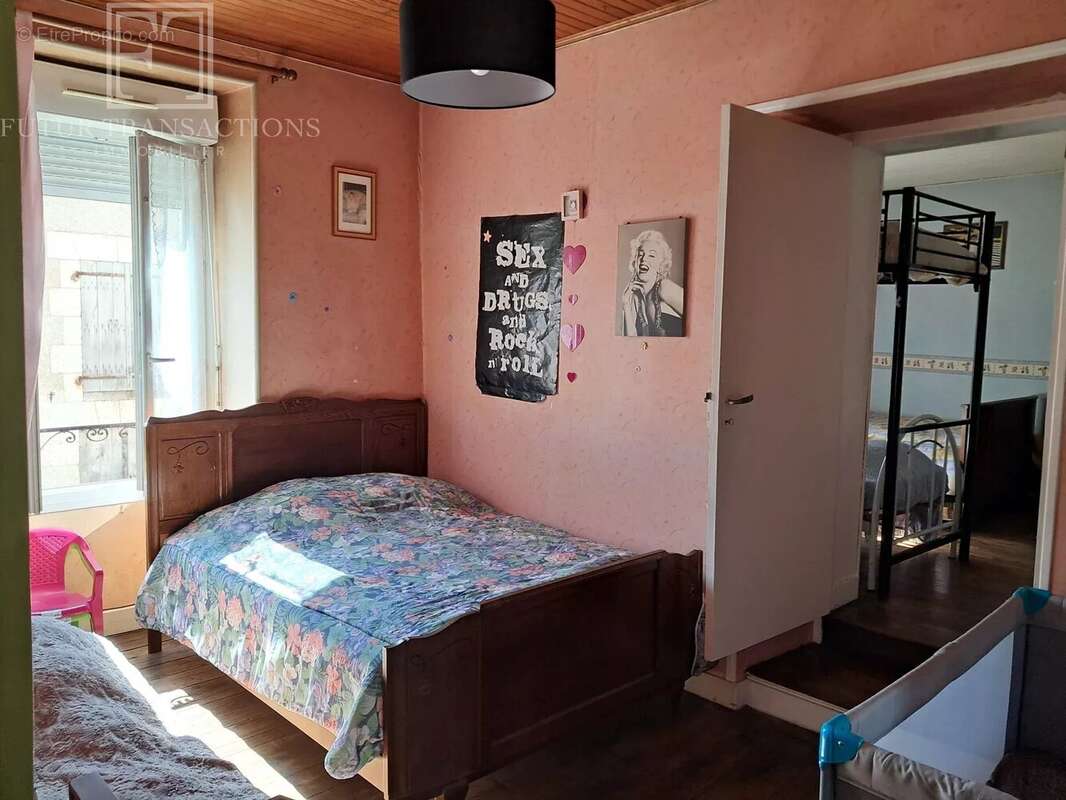 Maison à SAINT-MARTIAL-DE-VALETTE