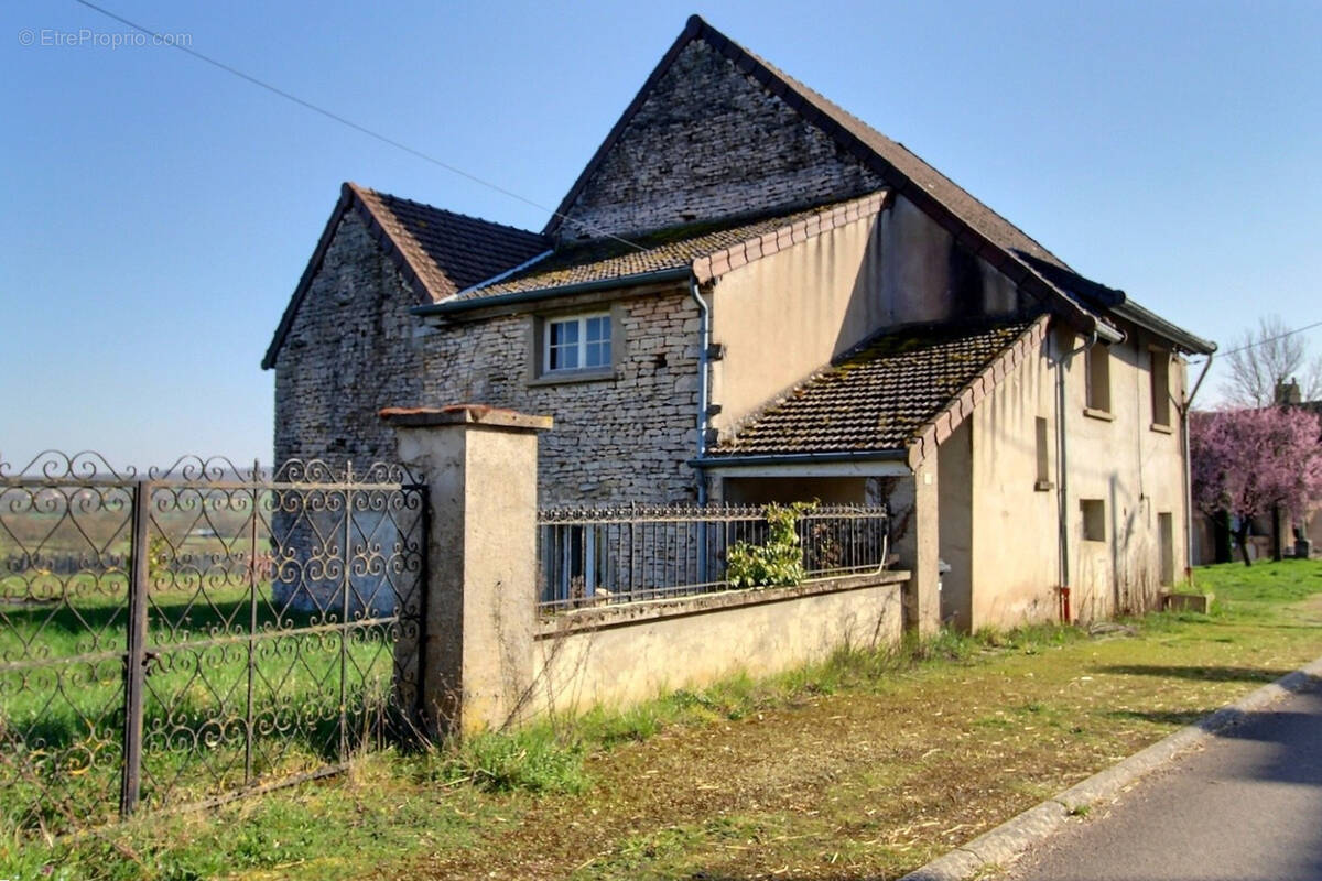Maison à SAVIGNY-SUR-GROSNE