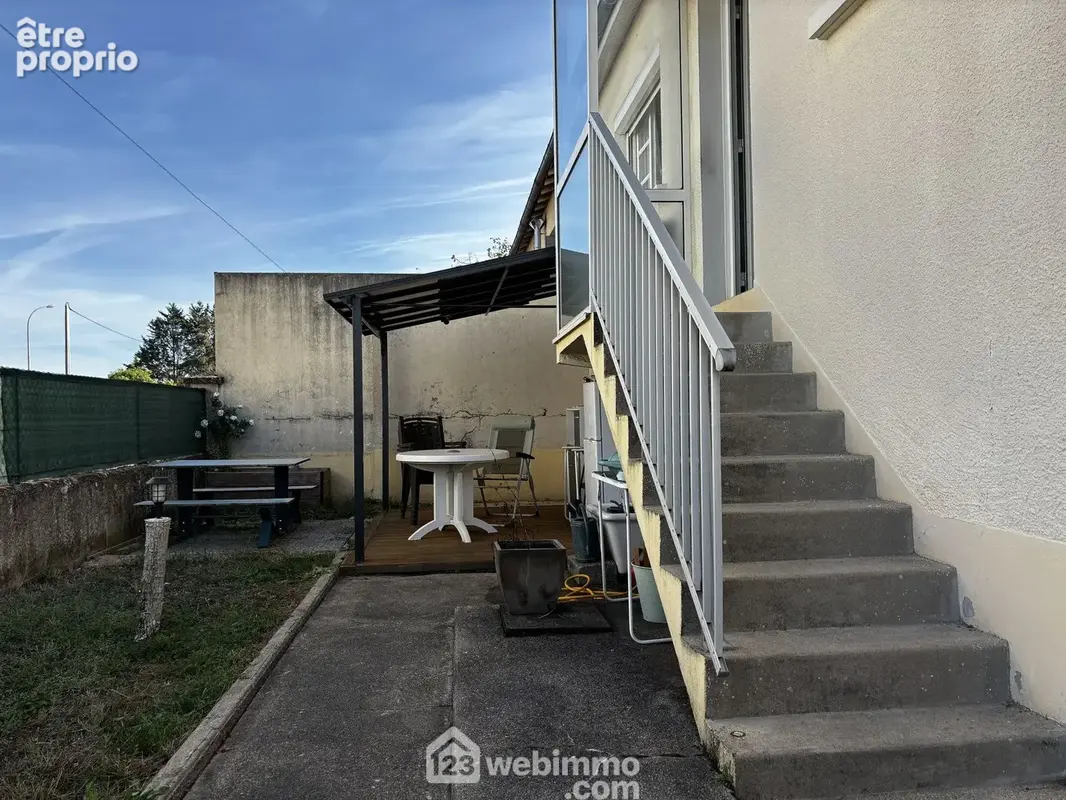Au bout de l'accès piéton, l'escalier mène à la partie habitable.
