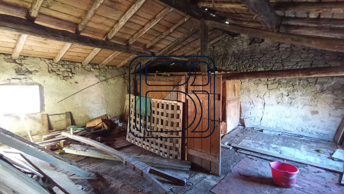 Maison à SAINT-GERVAIS-SOUS-MEYMONT