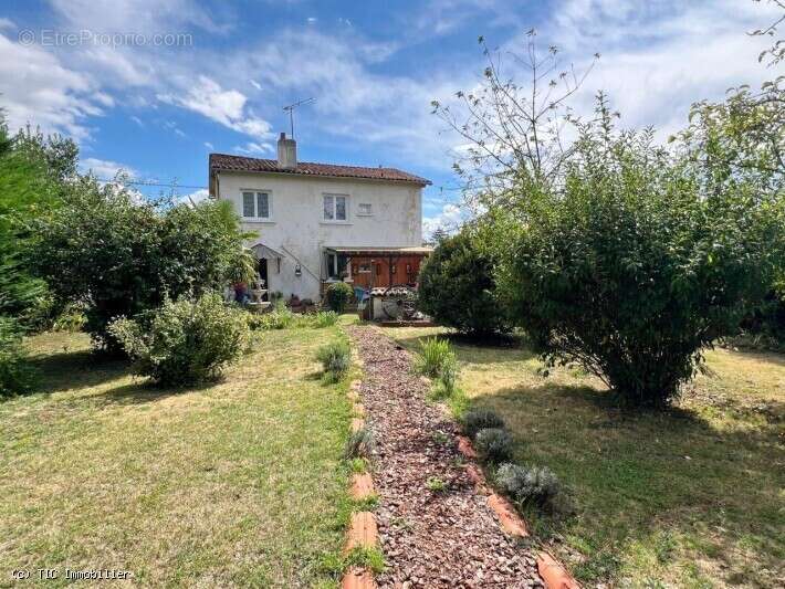 Maison de 3 Chambres dans un Impasse à Charroux - photo 5