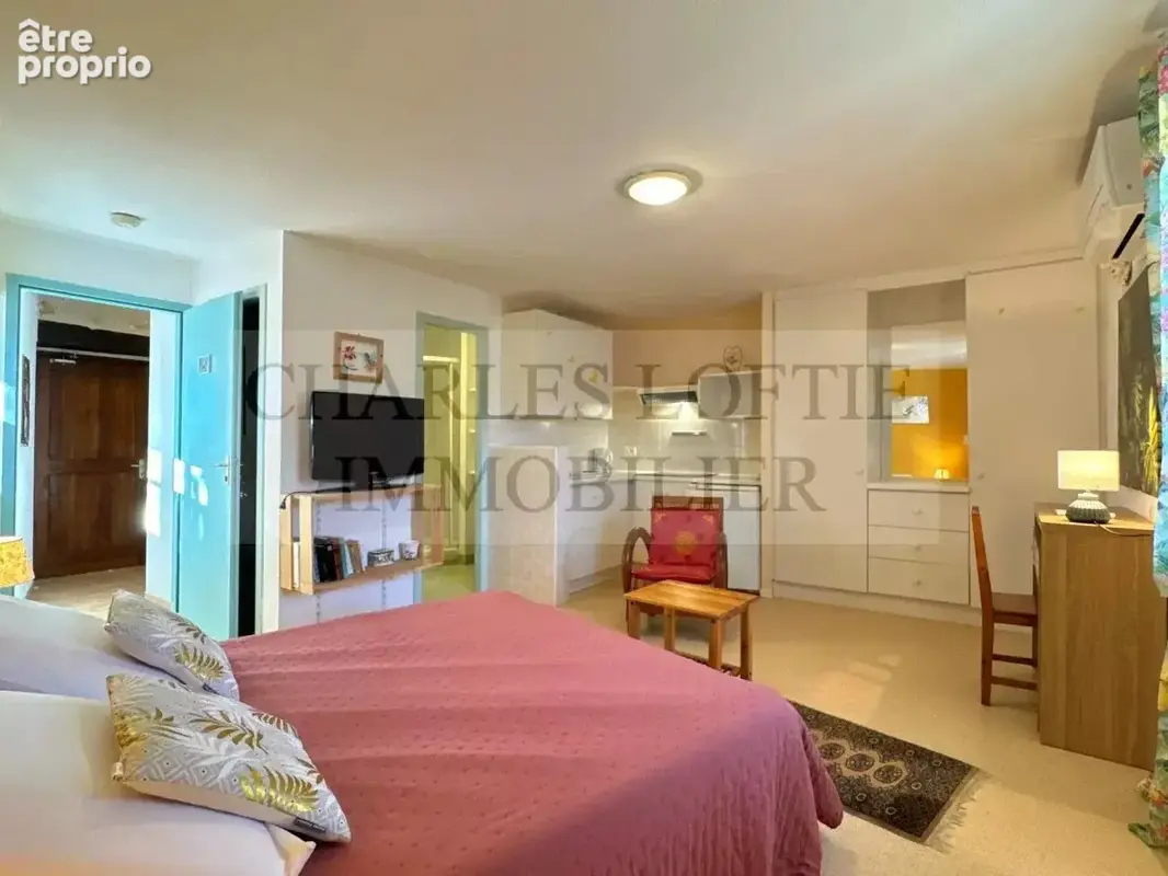 Superbe ensemble immobilier comprenant deux grandes maisons, deux piscines et dépendance sur un terrain de plus 8400 m², proche  - photo 19