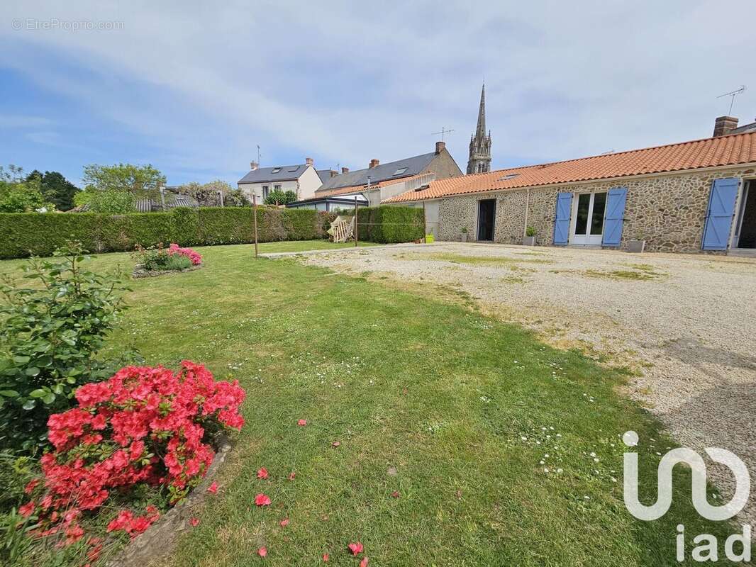 Photo 2 - Maison à ROCHESERVIERE