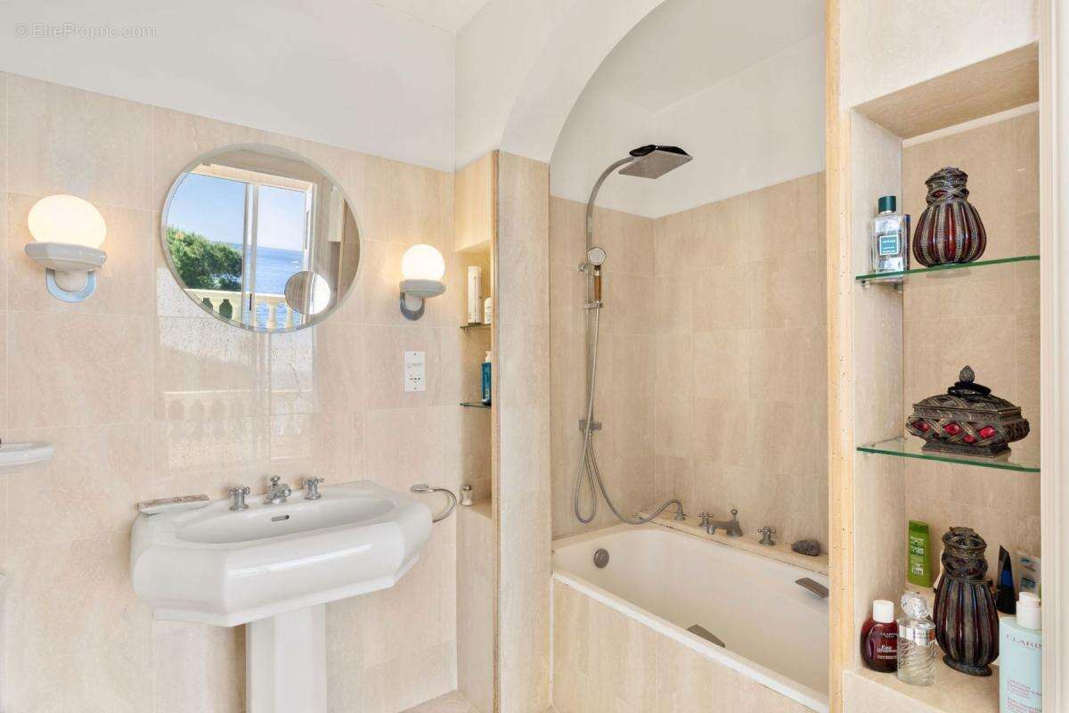 Appartement à VALLAURIS