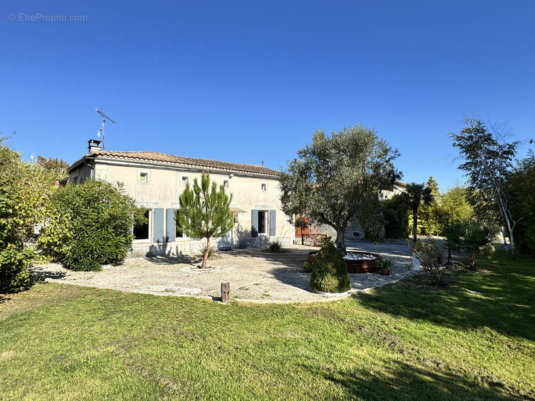 Maison à BARBEZIEUX-SAINT-HILAIRE