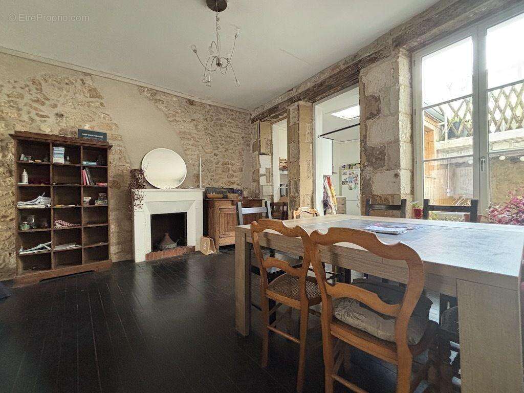 Côté cour, une salle à manger avec cheminée (actuellement non utilisée). - Maison à POITIERS