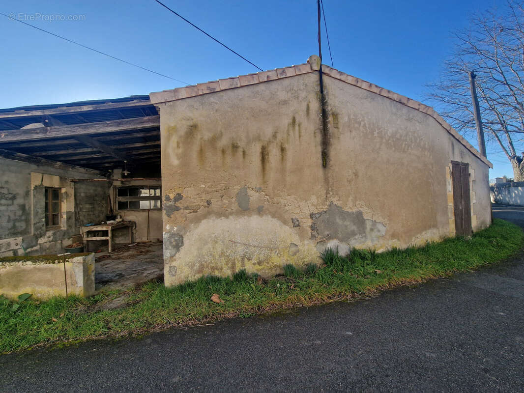 Maison en pierre à rénover avec dépendances et grand terrain de 5200m2 - photo 4