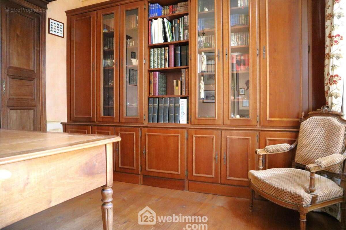 Attenante, une chambre aujourd'hui utilisée en bureau. - Maison à VALDIVIENNE