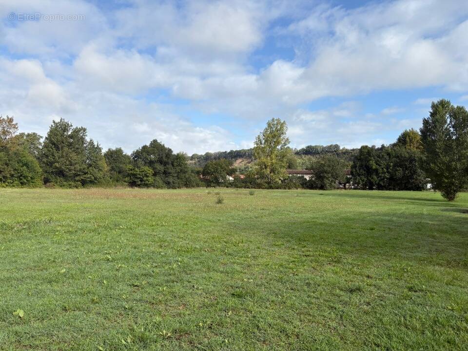 Terrain à SAINT-SULPICE