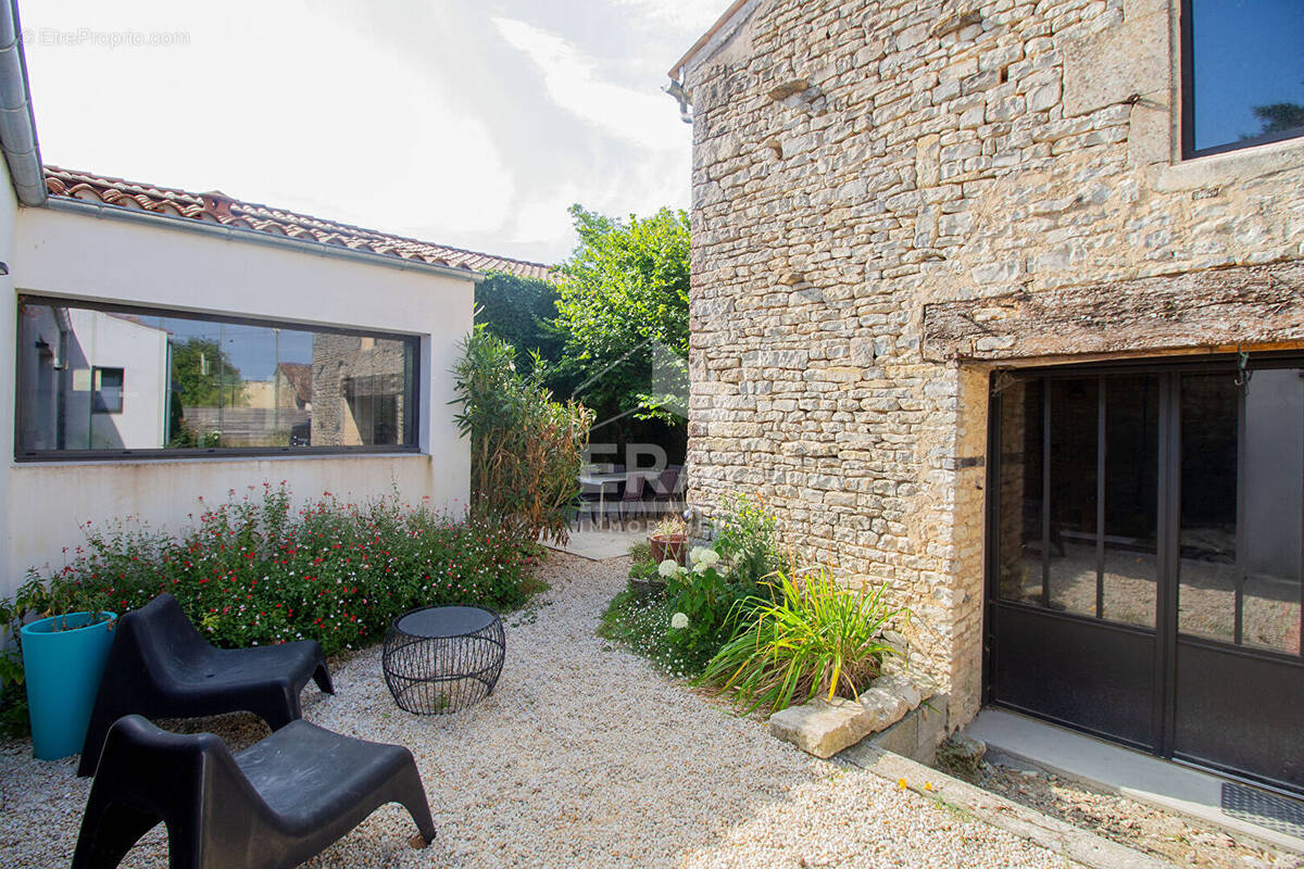Maison à SAINT-SAUVEUR-D'AUNIS