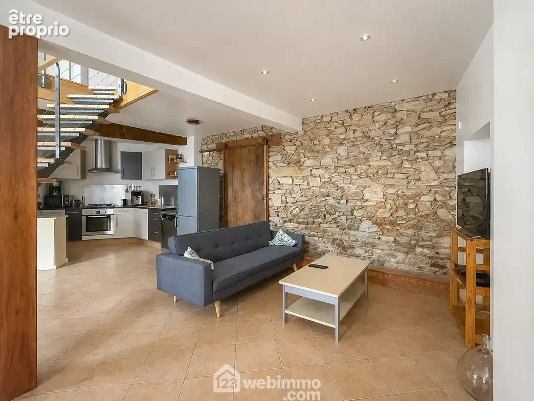 dans une pièce de vie de 44 m² avec son espace salon cosy,