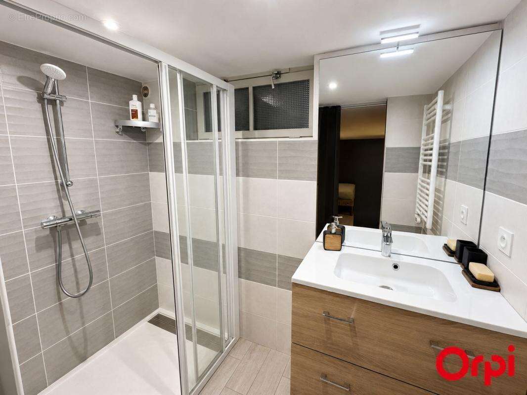 Maison familiale avec 4 chambres, véranda, grand jardin et 3 garages - photo 6