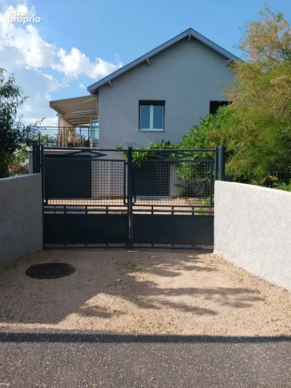 Maison familiale rénovée avec terrain arboré dans un secteur recherché de Polignac - photo 1