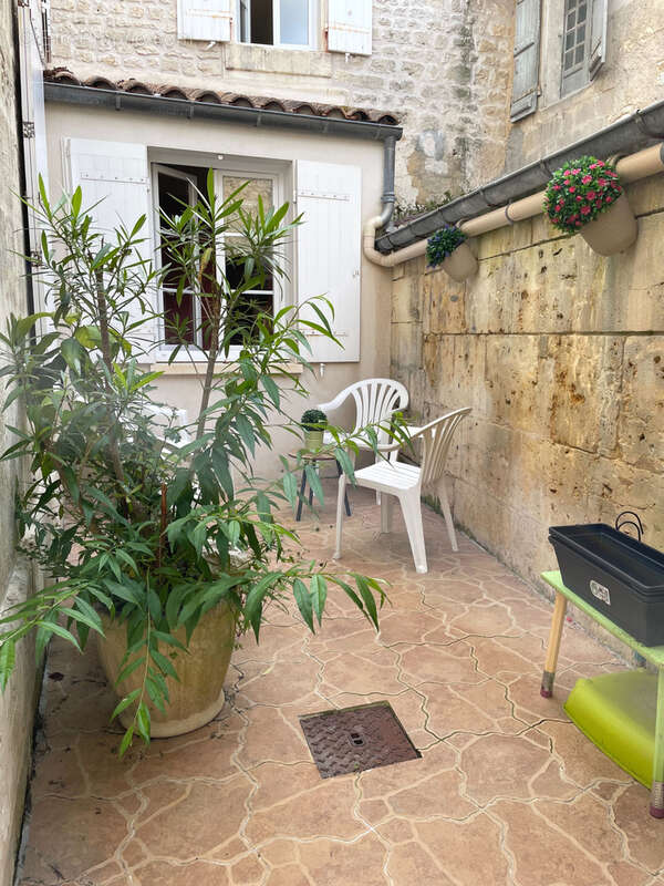 Commerce à SAINT-SAVINIEN