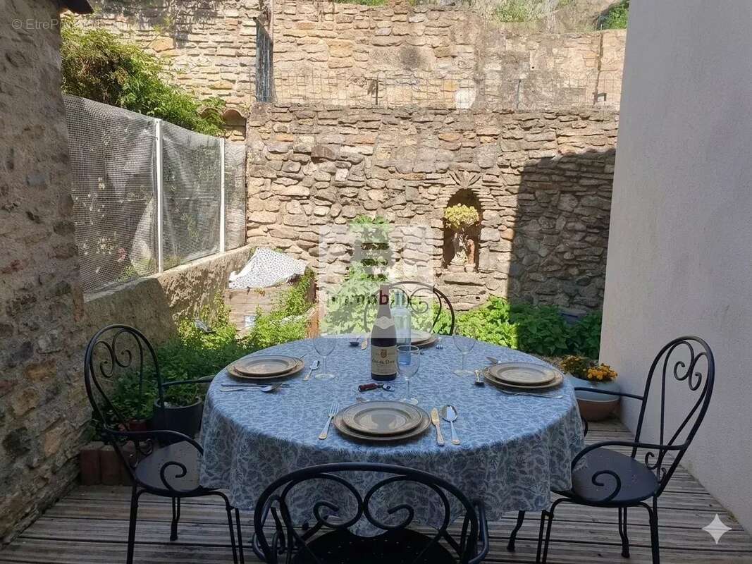 Maison à LAUDUN-L'ARDOISE