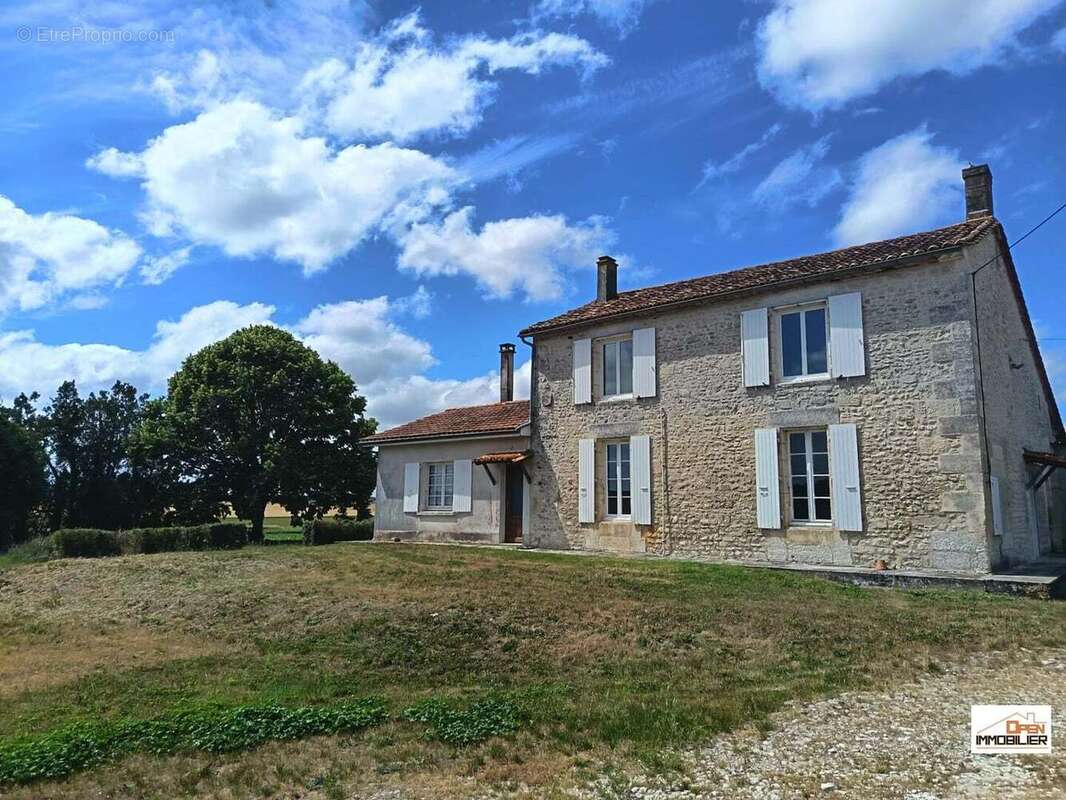 Maison à VILLEBOIS-LAVALETTE