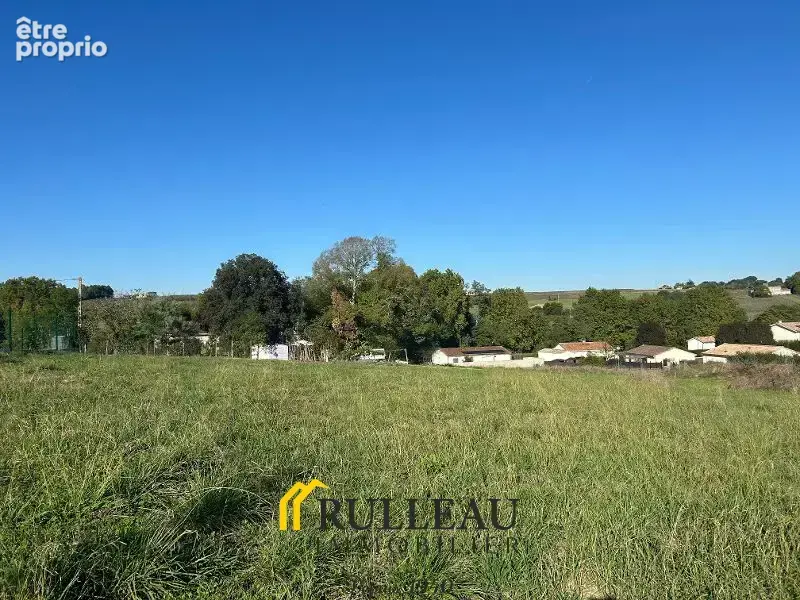 BOURG: Terrain à bâtir de 699m2, proche des commodités - photo 1