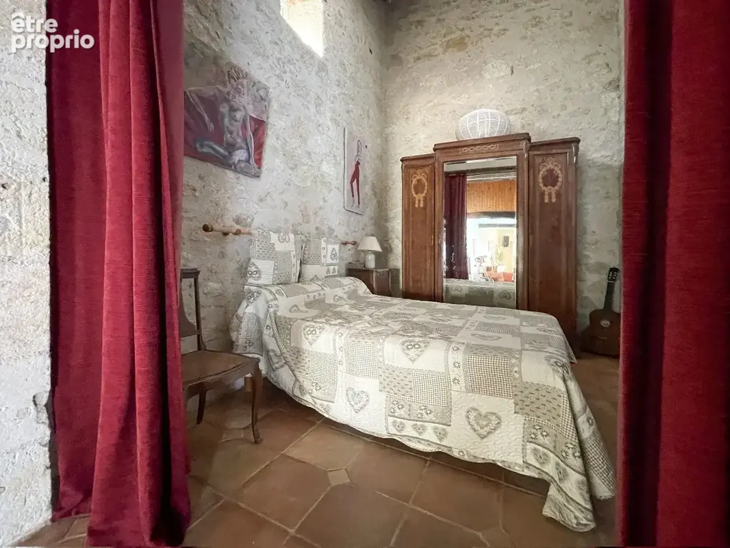 Une maison en pierres autour de sa piscine - photo 9