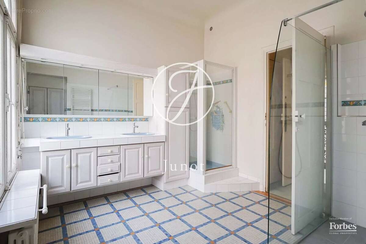 Appartement à LEVALLOIS-PERRET