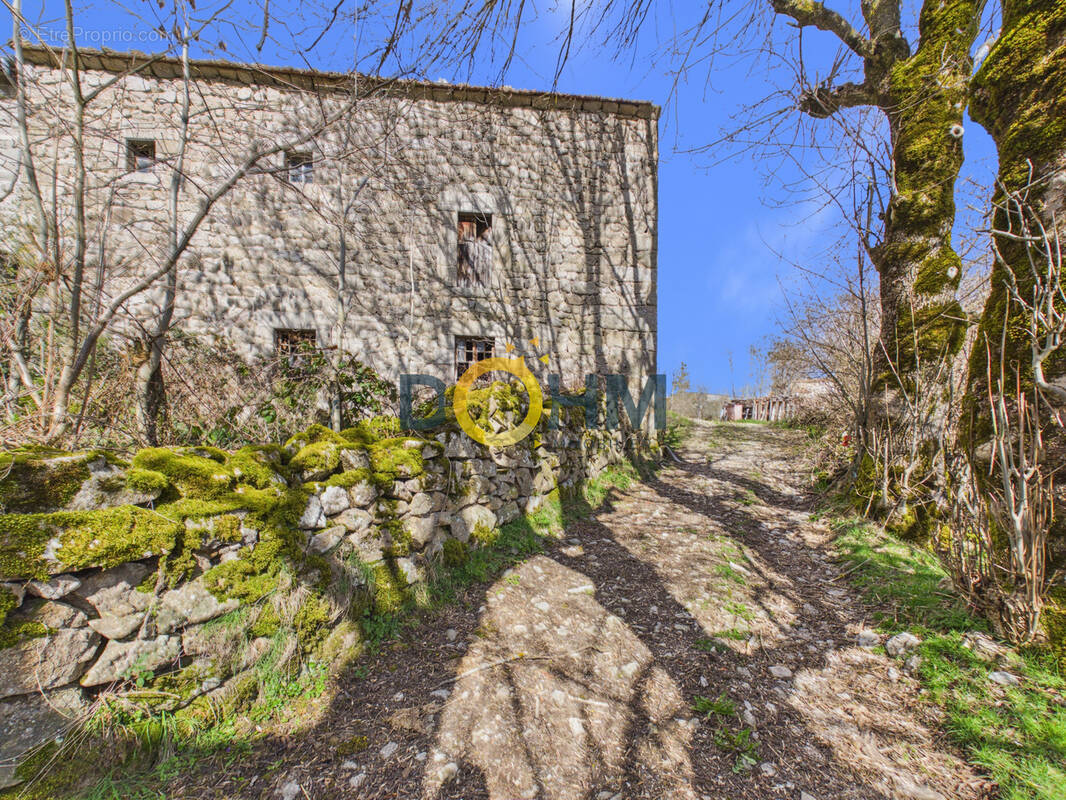 Parking à VENTEUGES