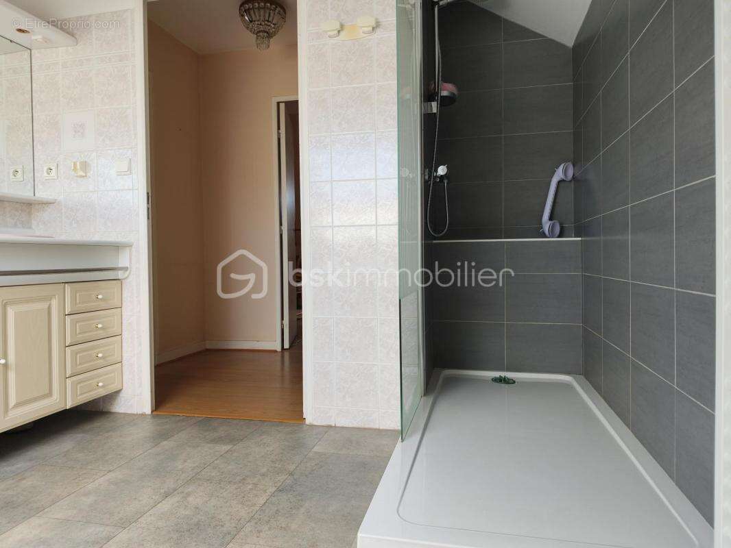 Duplex 75 m² – Garage, cave, ascenseur et chambre vue sur rade - photo 8