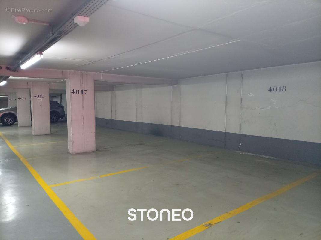 Parking à PARIS-8E