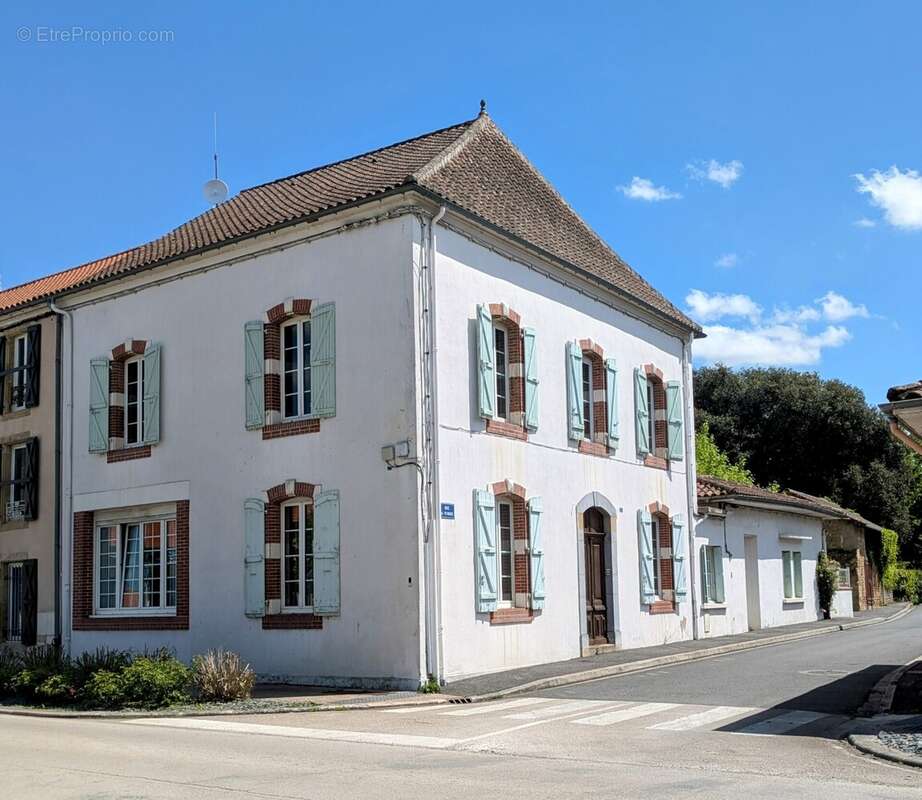 Maison à VILLECOMTAL-SUR-ARROS