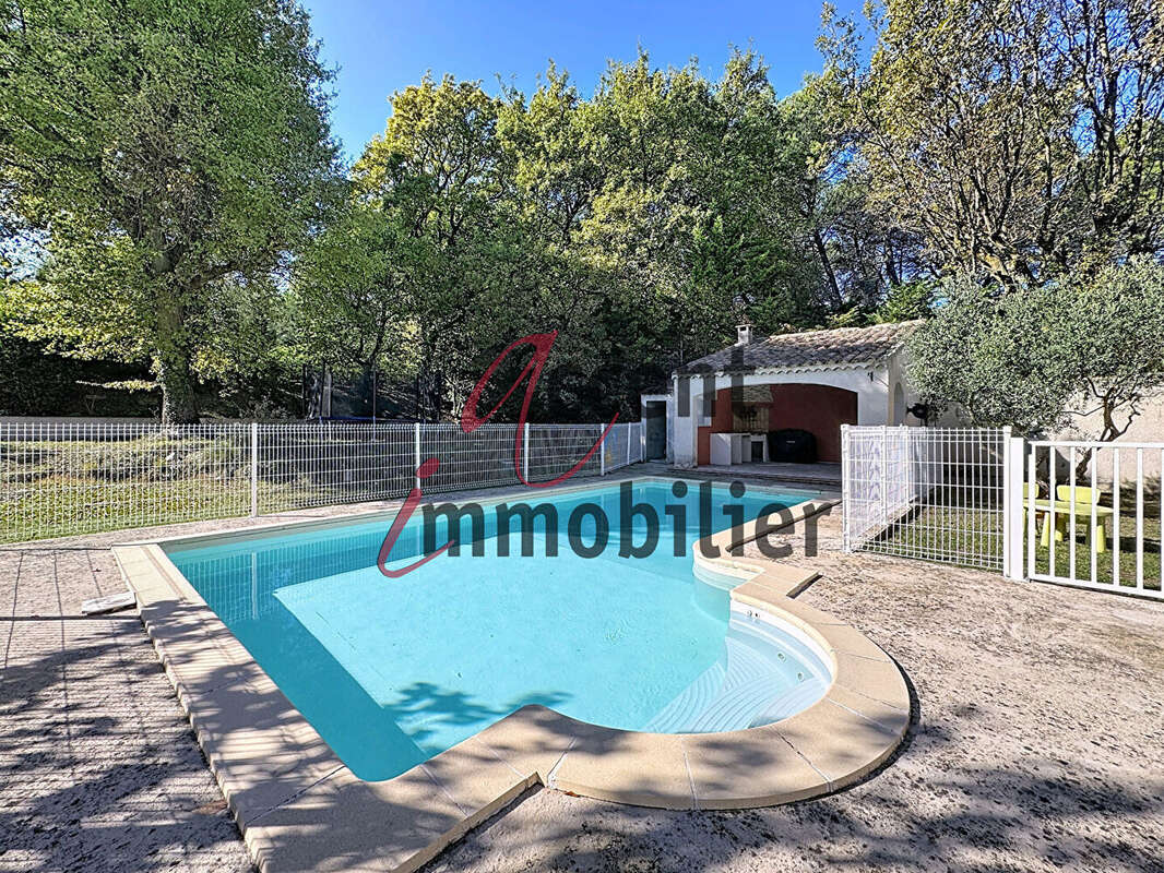Villa rénovée des années 90 - 130 m² habitables sur jardin de 1115 m². - photo 2