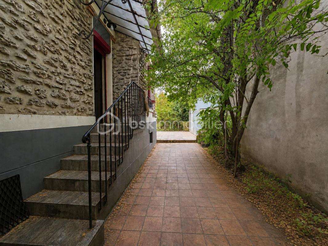 Meaux – maison en pierre meulière – 3 chambres – véranda – sous-sol total – garage - photo 2