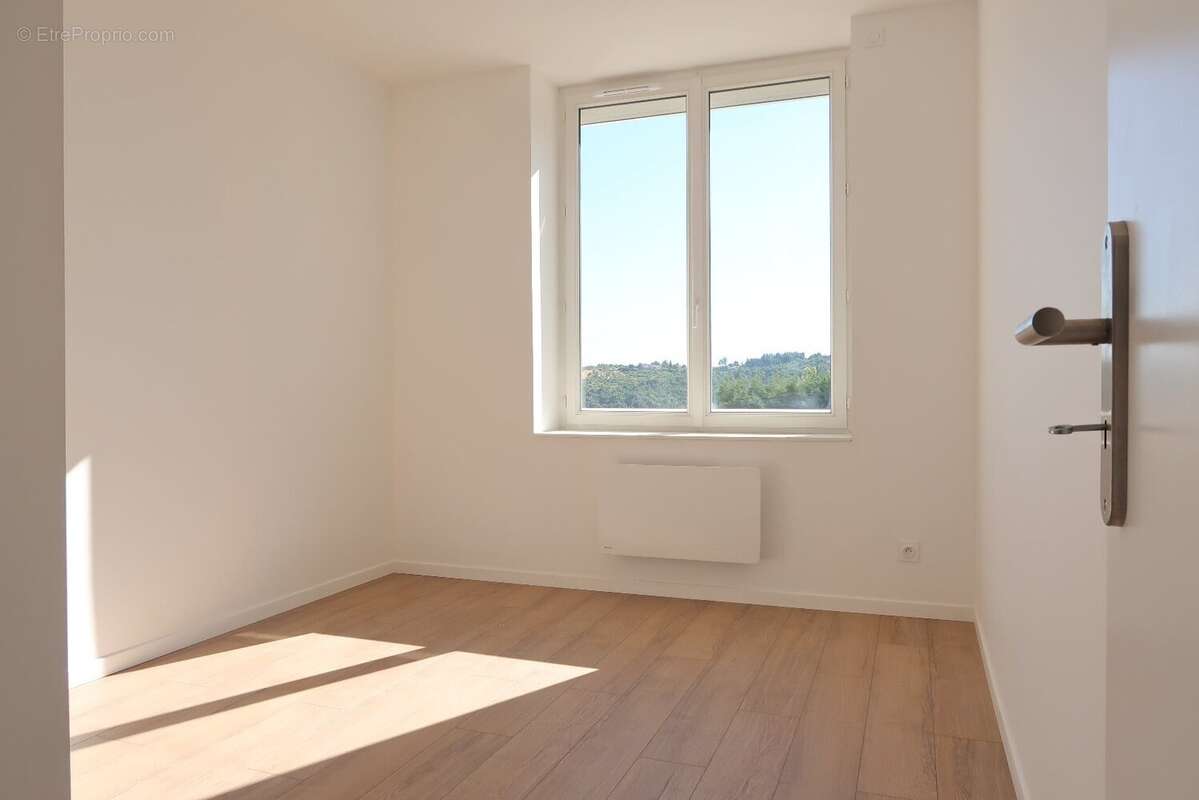 Appartement à SAINT-GENEST-LERPT