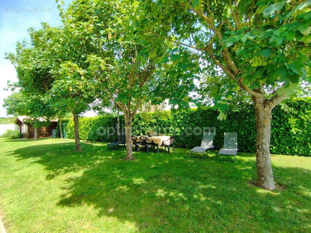 Charente, à Vars, maison de plain pied de 137 m², 4 chambres, véranda, piscine, garage et terrain clos 1002 m² - photo 6