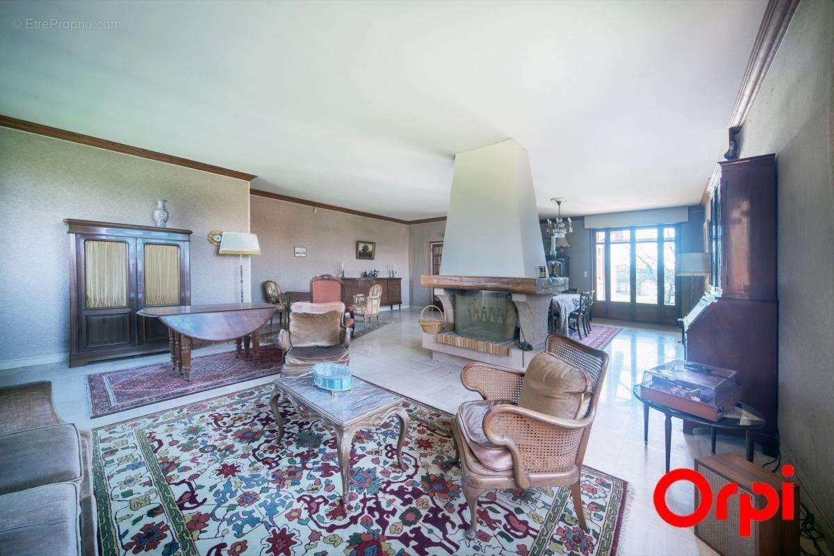 Maison à BAGE-LA-VILLE