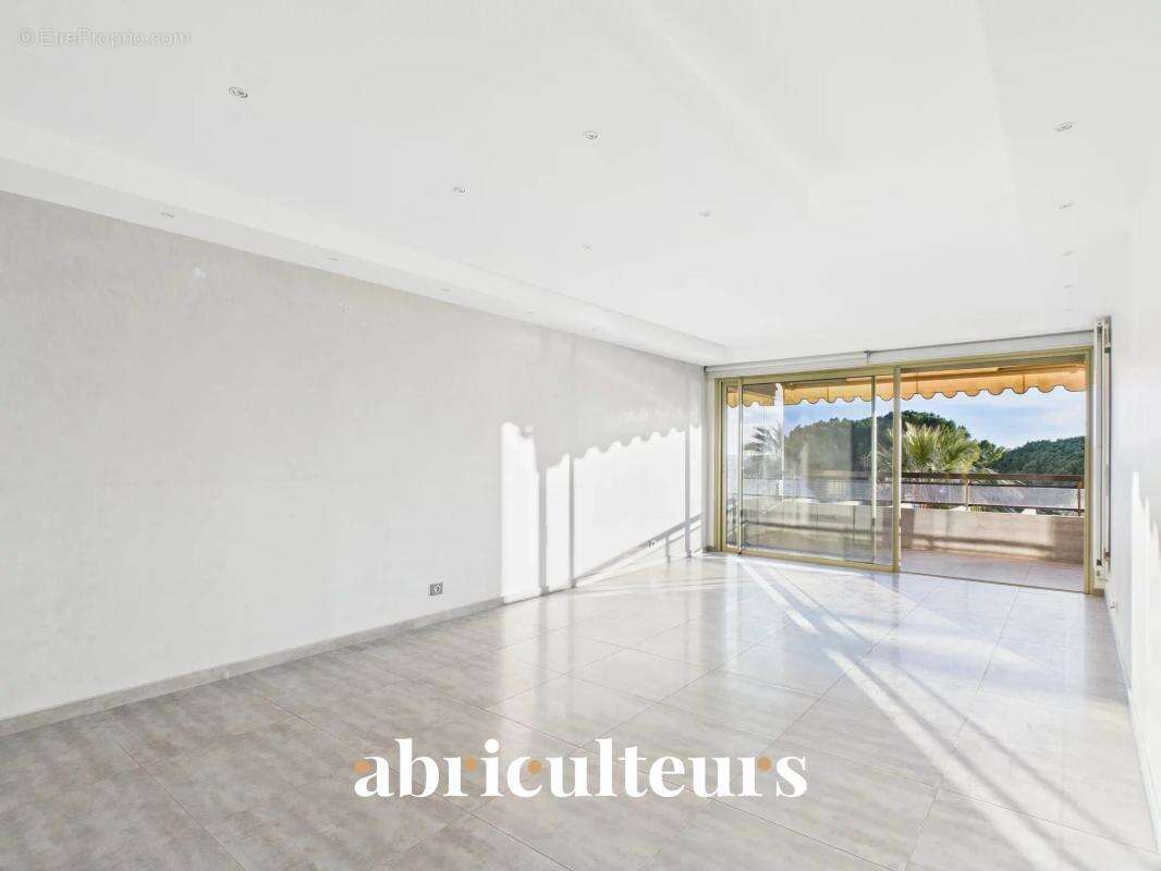 Élégant appartement rénové - 4 Pièces - Terrasse - 84m² - Vue mer panoramique - Juan-les-Pins - photo 5