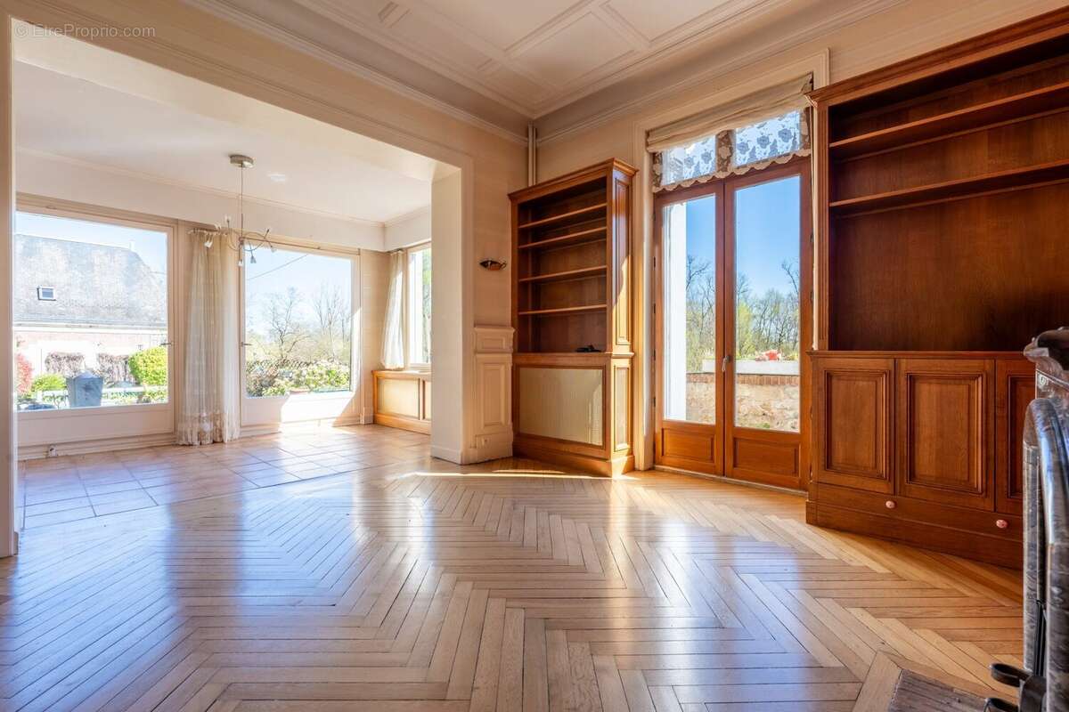 Vaste salon réception - Maison à SAINT-ETIENNE-DE-CHIGNY