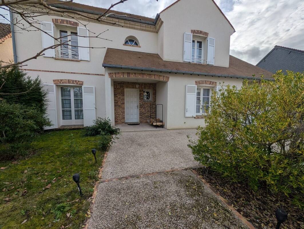 Maison à LES CLAYES-SOUS-BOIS