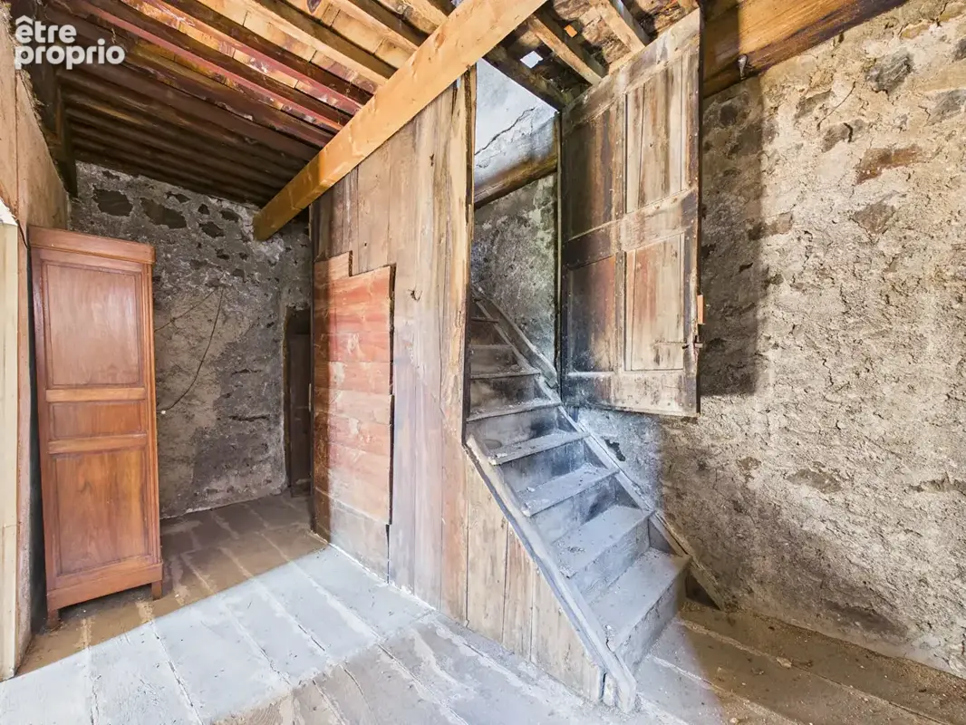 Maison en pierre au coeur du village de Chalencon à réhabiliter avec cour - photo 13